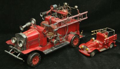 un camion de pompiers rouge et un camion de pompiers rouge sur fond noir