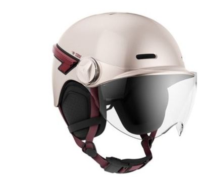 une image représentant un casque muni d'une visière et de lunettes de protection sur fond blanc