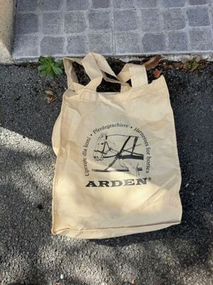 un sac fourre-tout posé par terre à côté d'une borne d'incendie