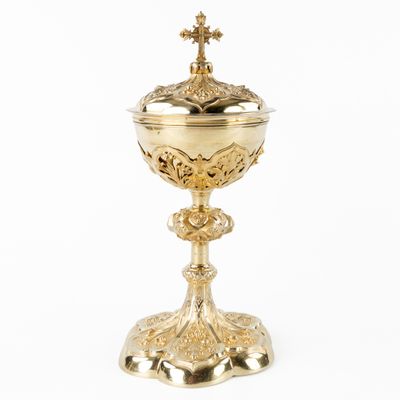 un calice plaqué or surmonté d'une croix