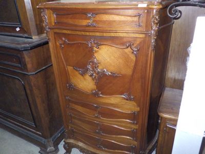 une armoire en bois surmontée d'un miroir