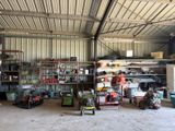 un garage rempli d'outils