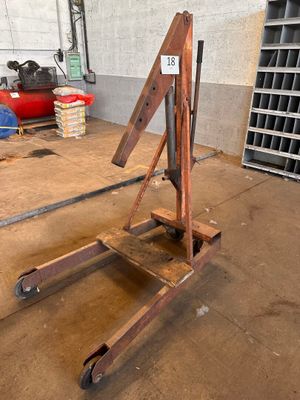 un gros objet en bois posé sur un chariot dans un garage