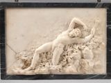 la photo d'une sculpture d'un homme allongé sur le sol