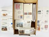 une boîte remplie de cartes postales et d'enveloppes posée sur une table