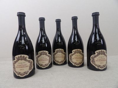quatre bouteilles de vin sont alignées sur une table