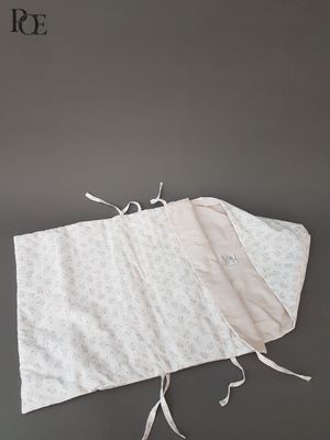 une image représentant un drap blanc sur lequel est posé un ruban rose