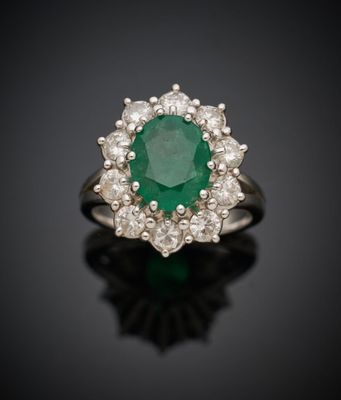 une bague à grappes d'émeraudes et de diamants