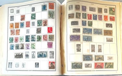 un livre avec beaucoup de timbres