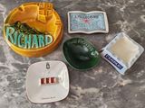 un grand nombre d'objets posés sur une table