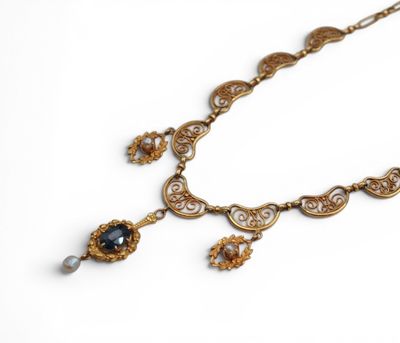 gros plan d'un collier sur une surface blanche