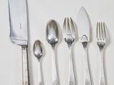 cinq cuillères, un couteau et un couteau sur une table