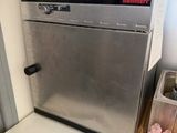 une machine posée sur le comptoir d'une cuisine