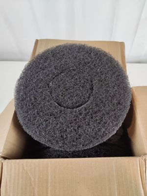 une boîte en carton contenant un rouleau de feutre