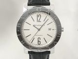 une image d'une montre en gros plan sur fond blanc