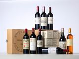 Plusieurs bouteilles de vin et des cartons de vin sont posés sur une table