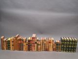 un groupe de livres superposés sur une table