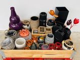 une caisse en bois remplie d'objets divers, posée par terre