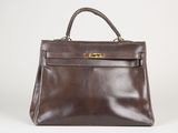 un sac à main en cuir marron sur fond blanc
