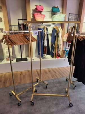 une vitrine présentant des vêtements et des sacs à main dans un magasin
