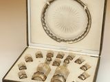 une boîte contenant de nombreuses brosses à dents