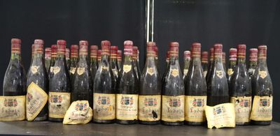 de nombreuses bouteilles de vin posées sur une table