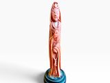 figurine représentant une femme tenant un bébé dans ses bras, posée sur un socle bleu