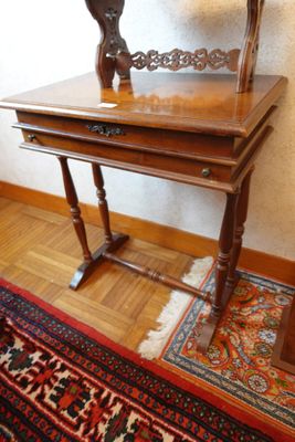 une table en bois sur laquelle se trouve un miroir