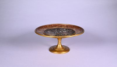 Coupe sur piédouche en bronze et cuivre à plusieurs patines,…