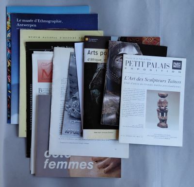 beaucoup de livres posés sur une table