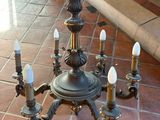 un lustre posé sur un sol en briques