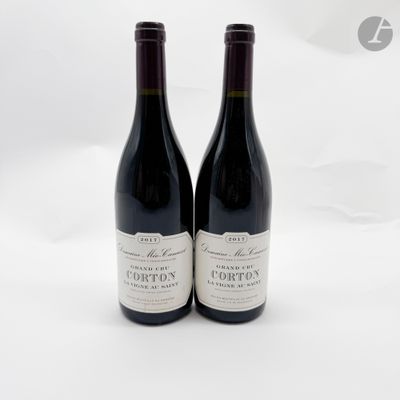 deux bouteilles de vin posées sur une table