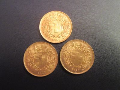 trois pièces d'or empilées les unes sur les autres sur une table