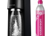 une bouteille de soda et une bouteille d'eau l'une à côté de l'autre
