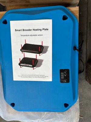 une boîte bleue sur laquelle est apposée une étiquette indiquant « plaque chauffante Smart Broder »