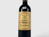 une bouteille de vin posée sur une table