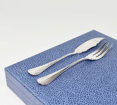 une boîte bleue sur laquelle sont représentées deux fourchettes et une cuillère