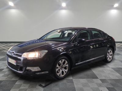 une photo d'une voiture de couleur foncée dans un showroom
