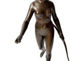 statue en bronze représentant une femme tenant un parapluie, sur fond blanc