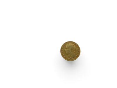 gros plan d'une pièce d'or sur une surface blanche