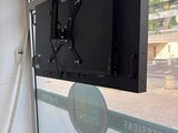 un téléviseur fixé au mur dans un coin de la pièce