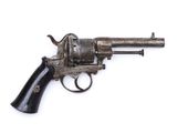 gros plan d'un pistolet sur une surface blanche