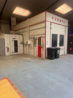 un garage équipé d'un extincteur et d'une borne d'incendie