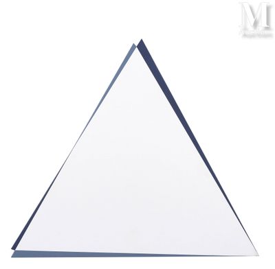 un gros plan sur une feuille de papier sur laquelle est dessiné un triangle
