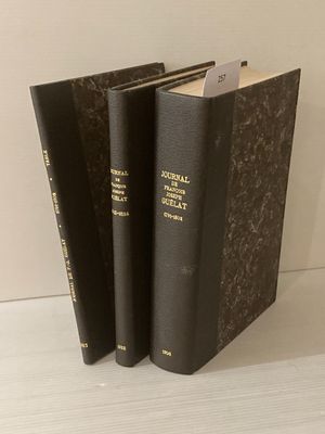 trois livres noirs posés les uns à côté des autres sur une table blanche