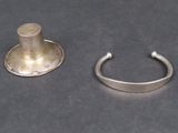une bague en argent et une autre bague en argent posées sur une table