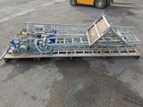 un chariot élévateur posé sur une palette dans le parking