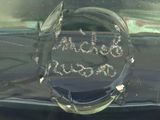 gros plan d'un objet en verre avec une inscription dessus