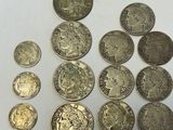 un lot de pièces de monnaie posées sur une table