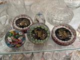 une table en verre sur laquelle sont posés de nombreux objets en verre